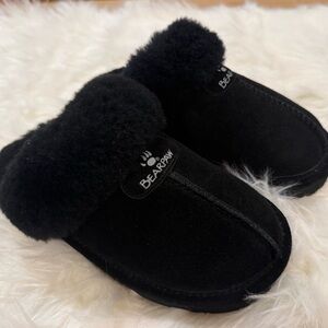BearPaw Womens Black Fuzzy Slippers fits girls size 4 womens 6